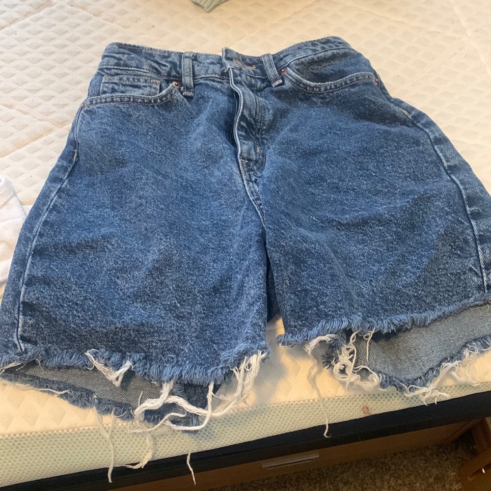 4” inseam mid length denim shorts! Super trendy vintage look!